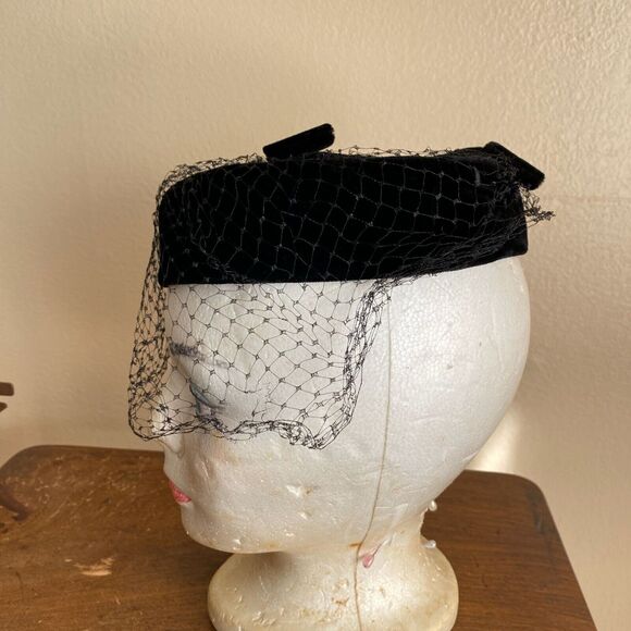 Vintage Black Velvet Hollow Pillbox Hat Bow Veil Pinup Cosplay 50s Goth Funeral - Picture 4 of 10